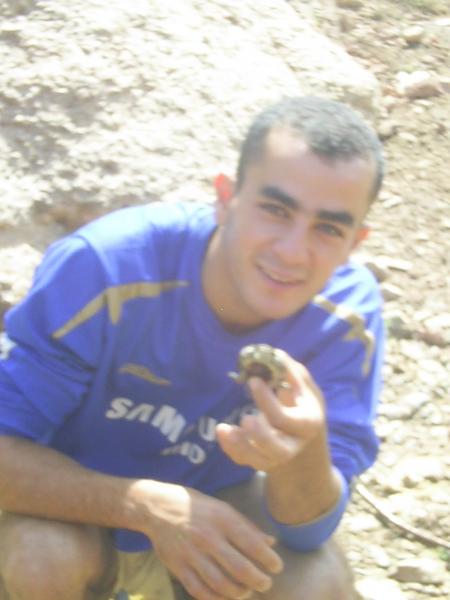 mon frere dans sa main une tortue.