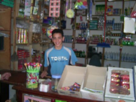 mon  cousin  dans  ce hanout  �  crona.