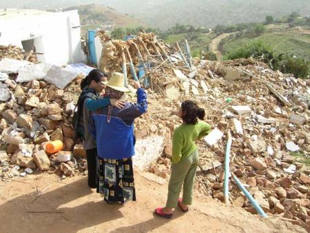 apr�s les tremblements de terre il reste les ruines.